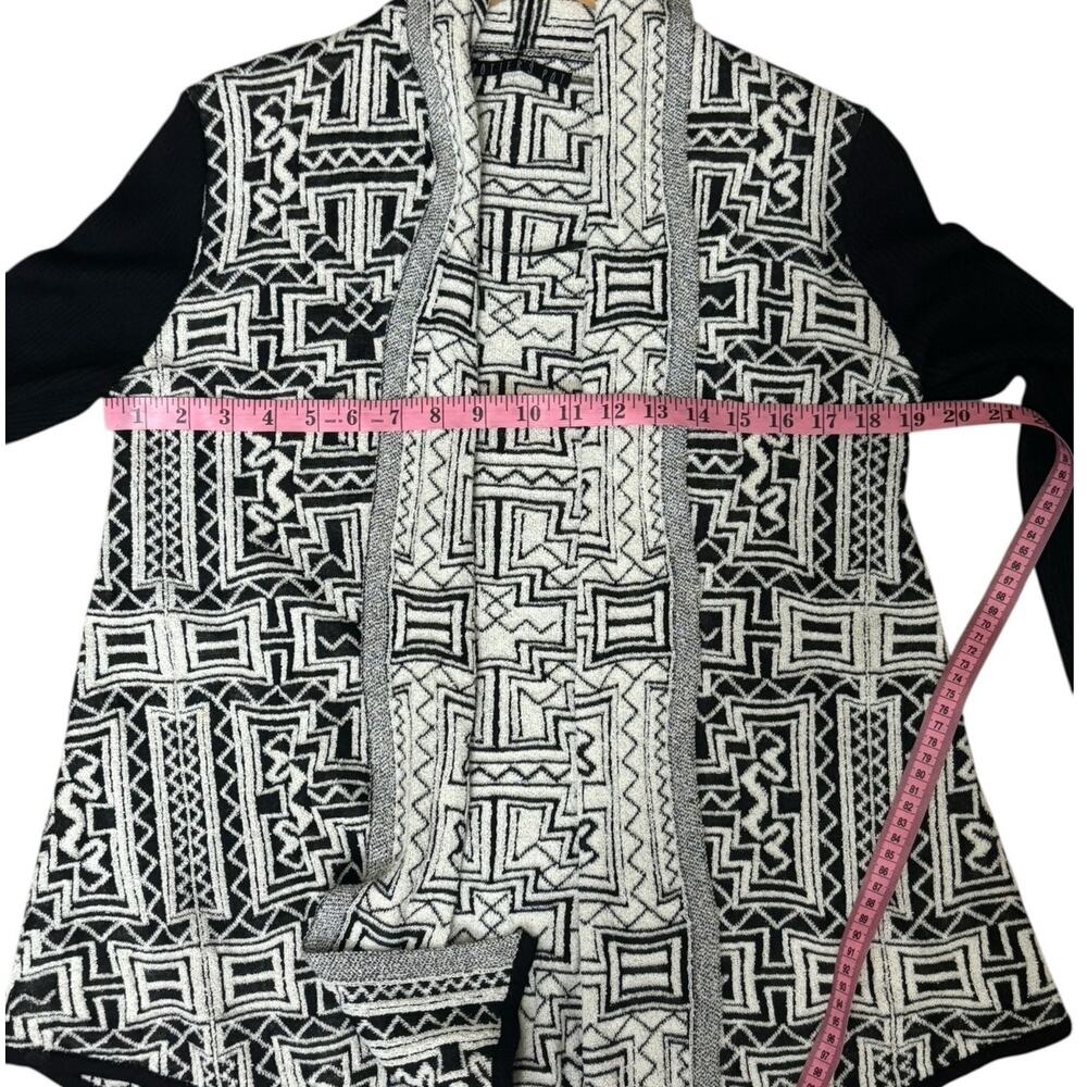Potter’s Pot Black and White Geometric Cardigan Size Large - Picture 4 of 10